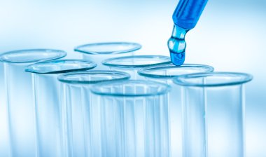 pipet akışkan bir birkaç test tüpleri için ekleme .