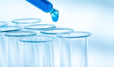 pipet akışkan bir birkaç test tüpleri için ekleme .