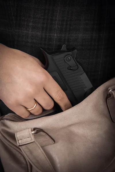 Moderne persönliche Waffe in Frau brauner Lederhandtasche — Stockfoto