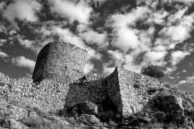 Kule kalıntıları, antik gökyüzü, Sivastopol Balaklava Koyu bulutları
