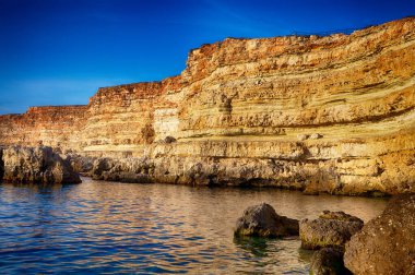 Kırım 'daki taştan kumsallardaki kayalara vuran deniz dalgaları. Tropikal deniz rahatla