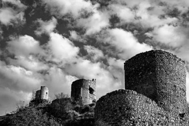 Kule kalıntıları, antik gökyüzü, Sivastopol Balaklava Koyu bulutları