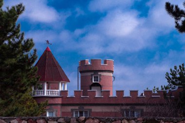 Modern bina bir ortaçağ kalesi olarak biçimlendirildi. Kırım