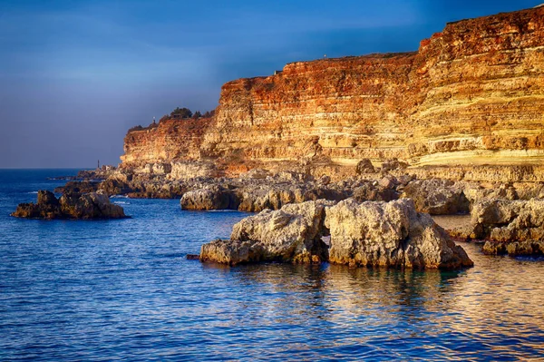 Kırım 'daki taştan kumsallardaki kayalara vuran deniz dalgaları. Tropikal deniz rahatla