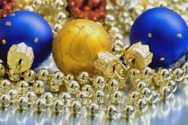 Yılbaşı süsleri ve çelenk