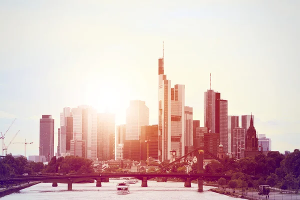 Skyline van frankfurt avondzon — Stockfoto