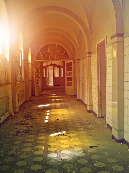 Abandoned hospital hallway — Stock Photo, Image