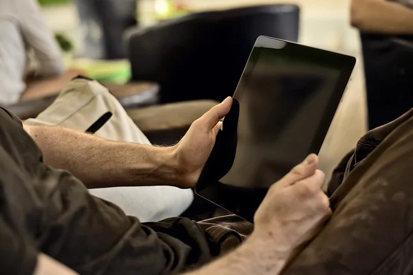 Man hålla tablet — Stockfoto