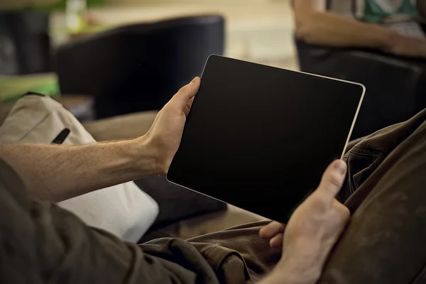 Man hålla tablet — Stockfoto