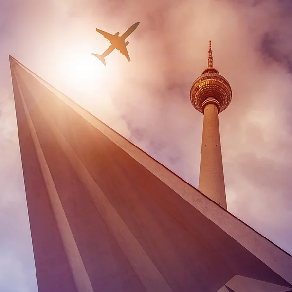 Avión sobre Fernsehturm —  Fotos de Stock