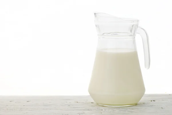 Mléko ve skleněné konvici — Stock fotografie