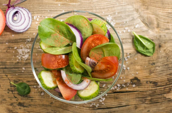 Taze salata sebze ile. Üstten Görünüm
