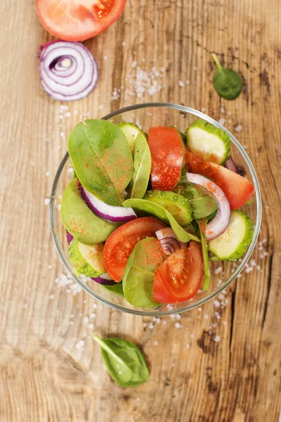 Salada fresca com legumes. Vista superior — Fotografia de Stock