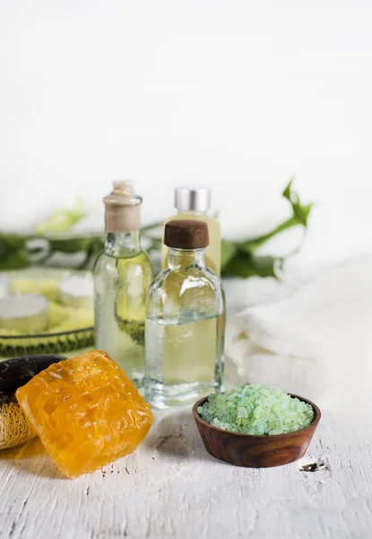 Mořská sůl a mýdlo s různými oleji — Stock fotografie