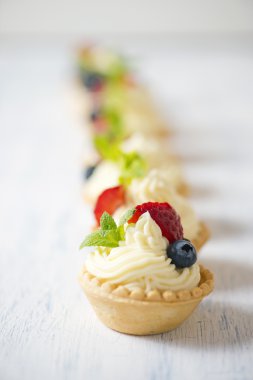 tartlets krem peynir ve çilek ile