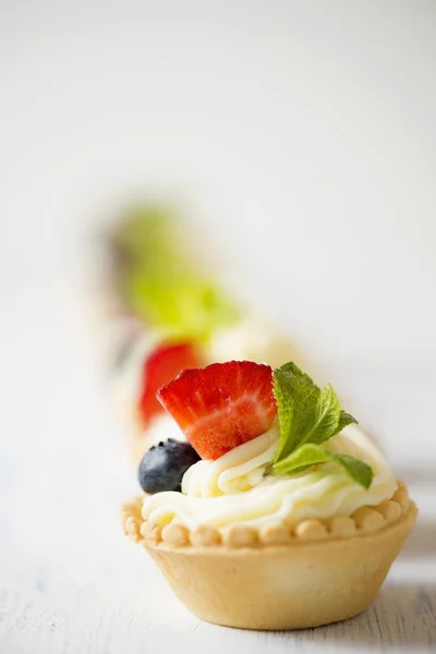 Tartlets met roomkaas en aardbeien — Stockfoto