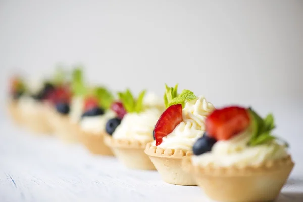 Tartlets com creme de queijo e morangos — Fotografia de Stock