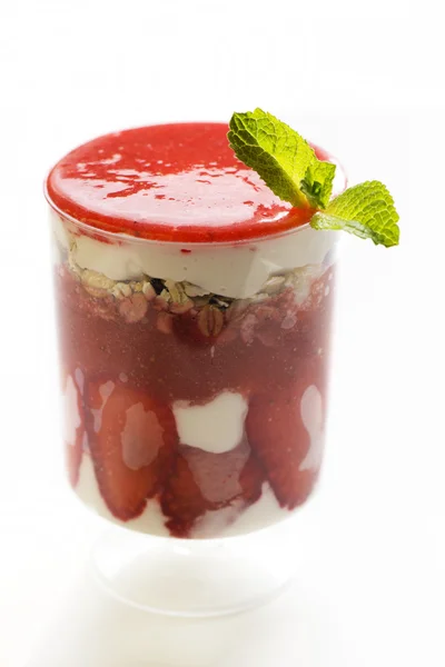 Postre sano en capas con salsa de fresa fresca — Foto de Stock