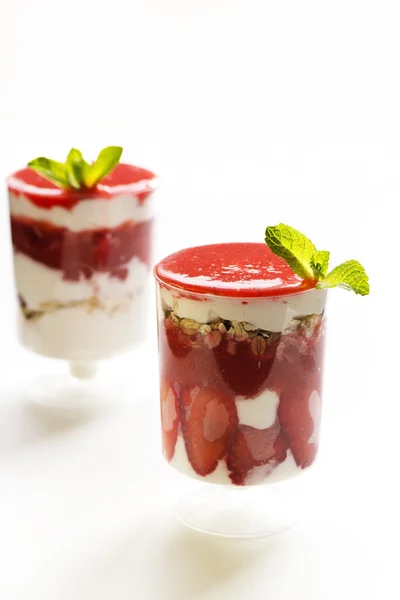 Postre sano en capas con salsa de fresa fresca — Foto de Stock