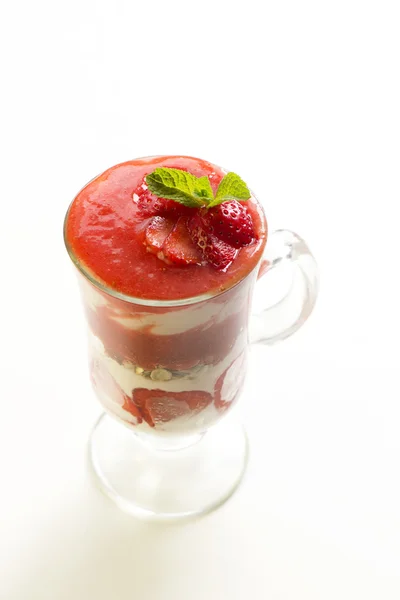 Dessert a strati sano con salsa di fragole fresca — Foto Stock