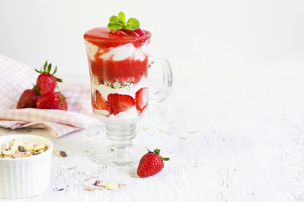 Gezonde gelaagde dessert met verse aardbeien saus — Stockfoto