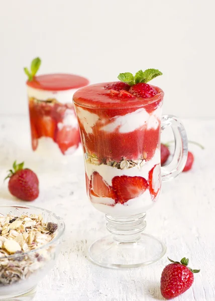 Gezonde gelaagde dessert met verse aardbeien saus — Stockfoto