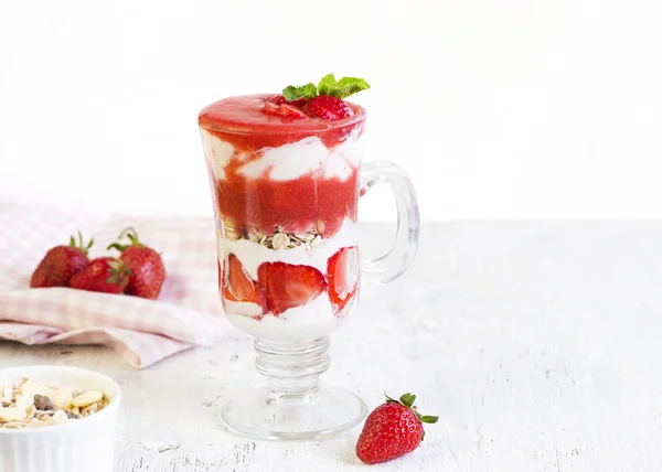 Gezonde gelaagde dessert met verse aardbeien saus — Stockfoto