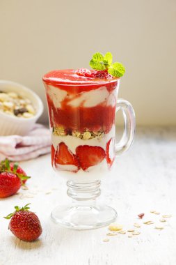 Kremalı tatlı wuth çilek ve müsli