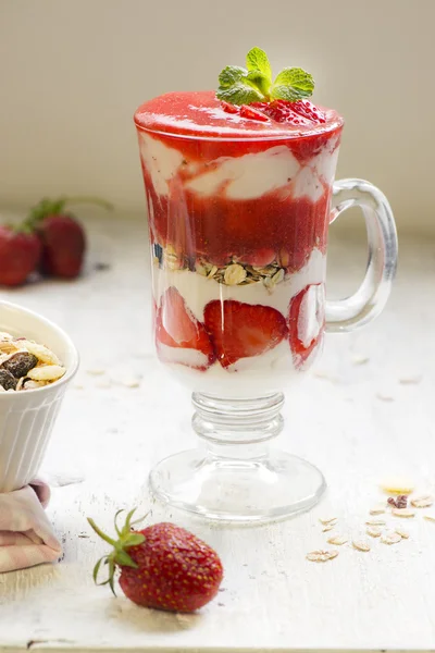 Romig dessert met aardbei — Stockfoto