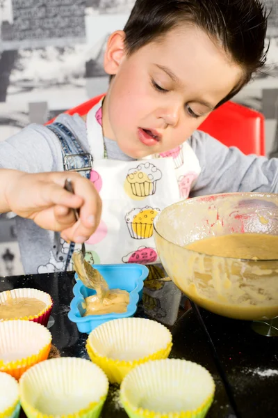  Çocuk çocuk muffins pişirme