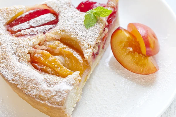 Torta com ameixas em açúcar em pó — Fotografia de Stock