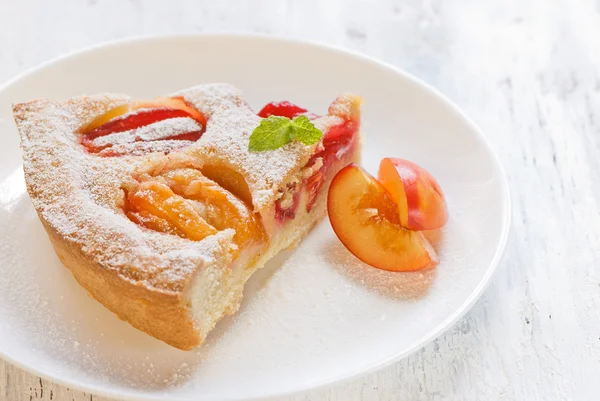 Torta com ameixas em açúcar em pó — Fotografia de Stock