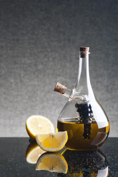 Skleněná karafa s olivovým olejem — Stock fotografie