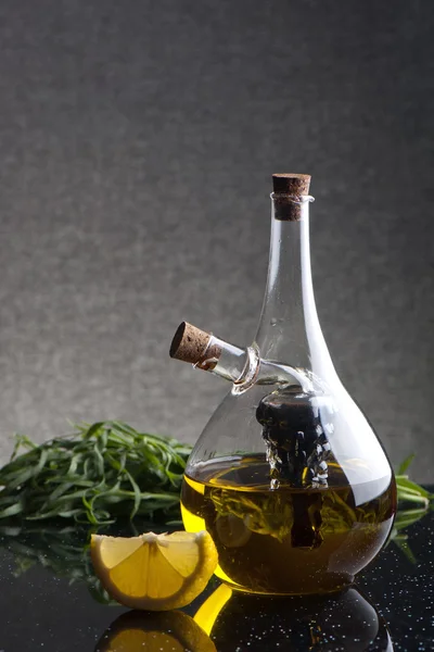 Ein Glas Cruet mit Olivenöl — Stockfoto