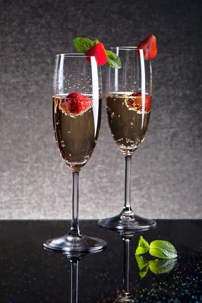 Zwei Gläser Champagner mit Erdbeeren — Stockfoto