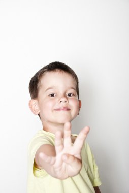 4 yaşında bir çocuk.