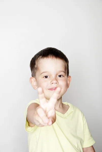 O menino de 4 anos segurando dois dedos — Fotografia de Stock