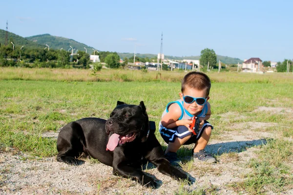En yakın arkadaşlarım - köpeğiyle küçük bir çocuk