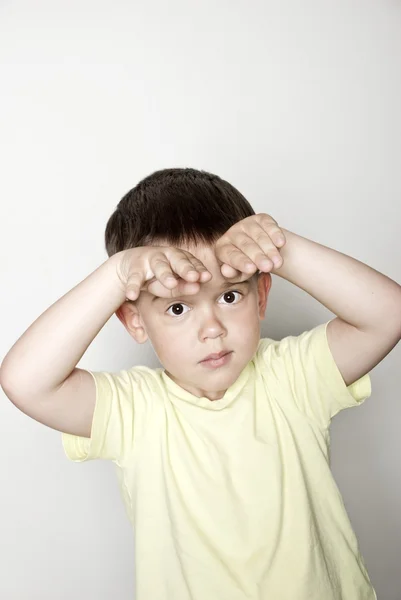 Junge zeigt Hörner — Stockfoto