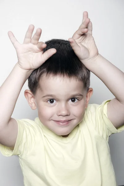 Junge zeigt Hörner — Stockfoto