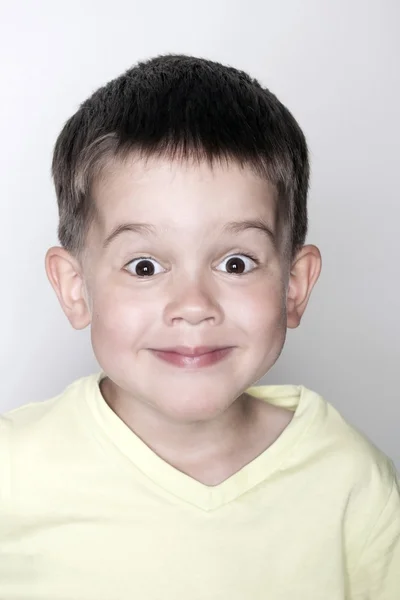 Porträt eines 4-jährigen Jungen — Stockfoto