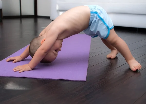 Pojke på yogamatta — Stockfoto