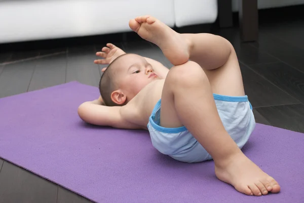 Pojke på yogamatta — Stockfoto