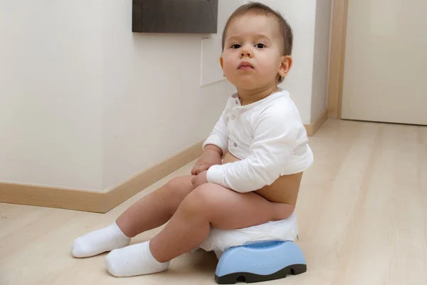 Niño en un orinal de viaje — Foto de Stock