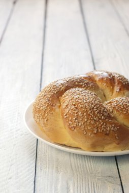 Beyaz ahşap zemin üzerinde taze ekmek