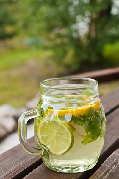 Limonata bir kupa