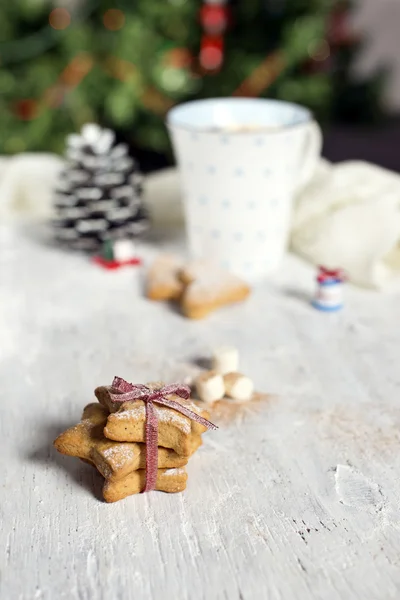 Домашнее печенье на праздничном фоне Рождества — стоковое фото