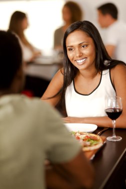 Bir restoranda genç Hintli kadın.