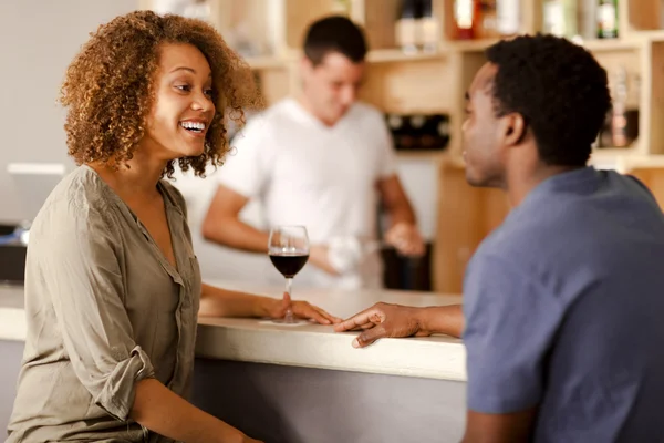 Paar praten in een bar — Stockfoto