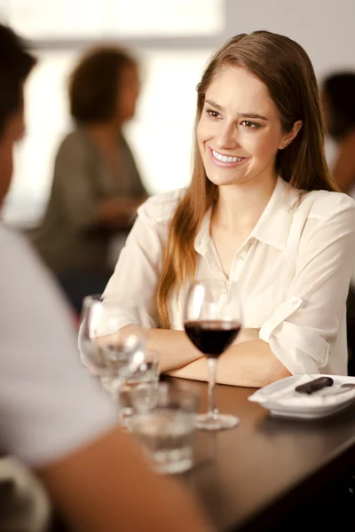 Bir restoranda güzel bir genç kadın.. — Stok fotoğraf